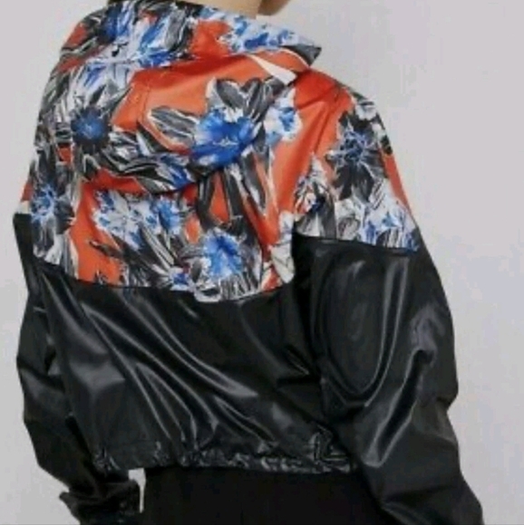 Nike Floral Crop Windrunner, Light Rain Jacket, Hooded Lightweight - Picture 2 of 8